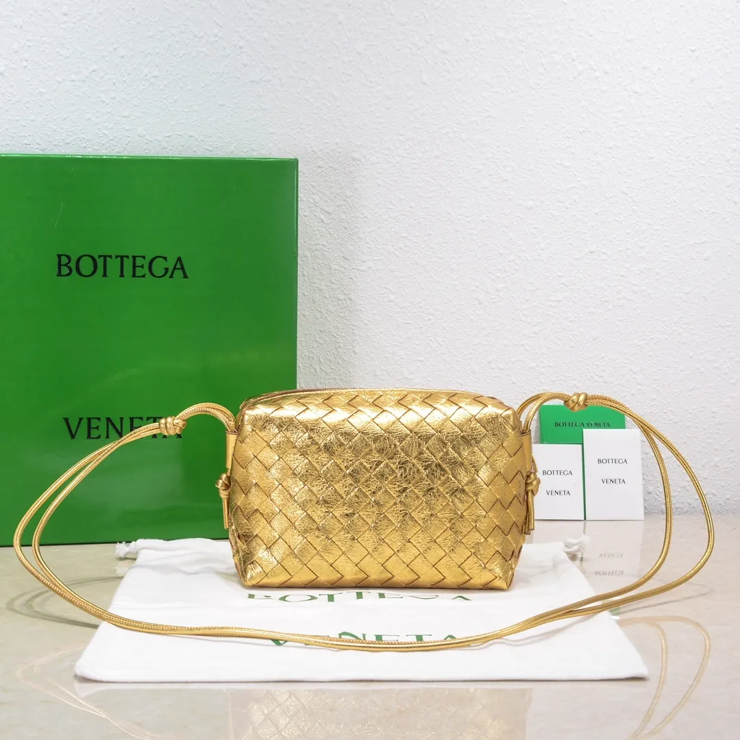 Batch 1260 B's new model is coming🔥Classic woven logo✅ The bag body is made of selected original sheepskin. The texture is soft and waxy. The simple square bag body is classic and versatile. The interior design is very practical. It has a large space and an adjustable iconic leather drawstring. It can be said to be both elegant and practical. The design is very simple and elegant. It has a kind of literary and retro style. Size 22x15x8, model: 6684# burst gold